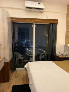 Cozy Stay Near Expo Mart Kaveri City Center - 3