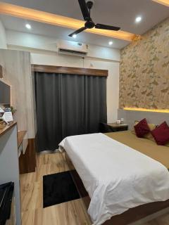 Cozy Stay Near Expo Mart Kaveri City Center - 2