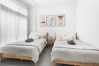 NEW Central Ballard Retreat 3BR 25BA Fits 8 People with AC 1 King 3 Queen Bed - 8