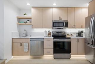 NEW! 2B2BA Modern Fremont Home w Parking Space & Rooftop, BBQ, AC - 7