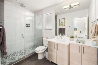 NEW Central Ballard Retreat 3BR 25BA Fits 8 People with AC 1 King 3 Queen Bed - 3