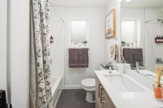 NEW Central Ballard Retreat 3BR 25BA Fits 8 People with AC 1 King 3 Queen Bed - 1