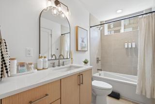 NEW! 2B2BA Modern Fremont Home w Parking Space & Rooftop, BBQ, AC - 4