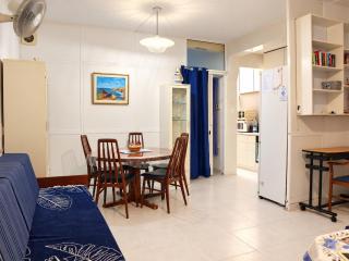 Charming Apartment Steps From the Sea - 9