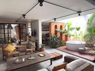Bright Colonial 5BR House with Balcony - 9