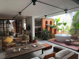 Bright Colonial 5BR House with Balcony - 8