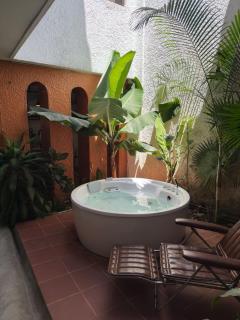 Bright Colonial 5BR House with Balcony - 7