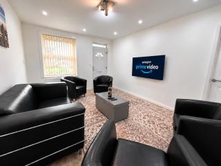 Families or Groups Home for 3 with Driveway, Fast WiFi, & Full Kitchen - Near A660 & City Centre - 0