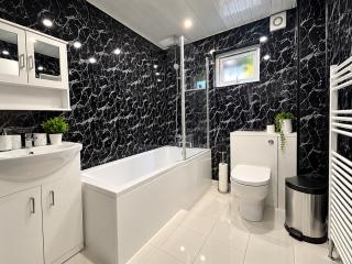 Families or Groups Home for 3 with Driveway, Fast WiFi, & Full Kitchen - Near A660 & City Centre - 5