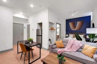 8 Unit Cozy & Bright Loft with Free Parking - 1