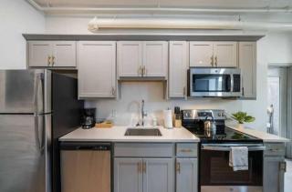 Cozy Unit with Free Parking Near Medical District - 8