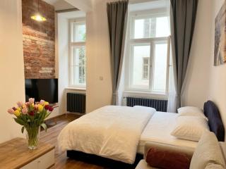 Quiet Apartman by River Dancing House - 5