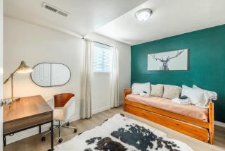 Apres Abode • Pet-Friendly Ski Retreat w/ Hot Tub - 6