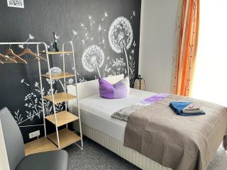 Wallprint Design Ferienwohnung 85 qm voller 3D Kunst im Herzen von Wittenberge 3 Schlafzimmer und Schlafcouch für 4 Gäste 5 Waipu TV Badewanne voll ausgestattete Küche und kostenloser Privatparkplatz - 9