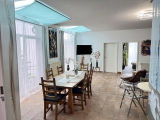 Wallprint Design Ferienwohnung 85 qm voller 3D Kunst im Herzen von Wittenberge 3 Schlafzimmer und Schlafcouch für 4 Gäste 5 Waipu TV Badewanne voll ausgestattete Küche und kostenloser Privatparkplatz - 4