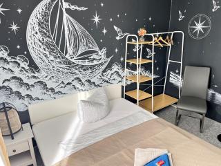 Wallprint Design Ferienwohnung 85 qm voller 3D Kunst im Herzen von Wittenberge 3 Schlafzimmer und Schlafcouch für 4 Gäste 5 Waipu TV Badewanne voll ausgestattete Küche und kostenloser Privatparkplatz - 2
