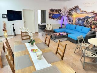 Wallprint Design Ferienwohnung 85 qm voller 3D Kunst im Herzen von Wittenberge 3 Schlafzimmer und Schlafcouch für 4 Gäste 5 Waipu TV Badewanne voll ausgestattete Küche und kostenloser Privatparkplatz - 0