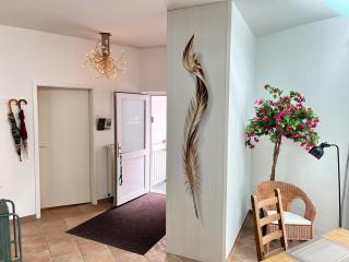 Wallprint Design Ferienwohnung 85 qm voller 3D Kunst im Herzen von Wittenberge 3 Schlafzimmer und Schlafcouch für 4 Gäste 5 Waipu TV Badewanne voll ausgestattete Küche und kostenloser Privatparkplatz - 1