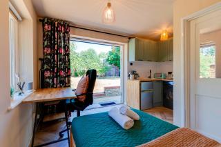 Pass the Keys Charming and Central Garden Studio Flat Free Parking - 0