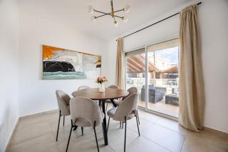 Gordonos – Modern 3Bed Apartment with Large Garden - 8
