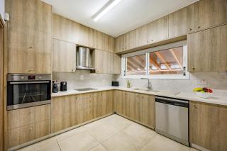 Gordonos – Modern 3Bed Apartment with Large Garden - 7