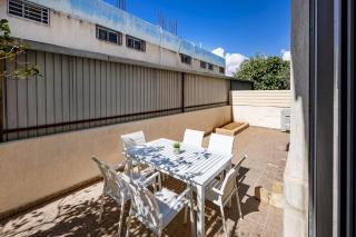 Gordonos – Modern 3Bed Apartment with Large Garden - 4