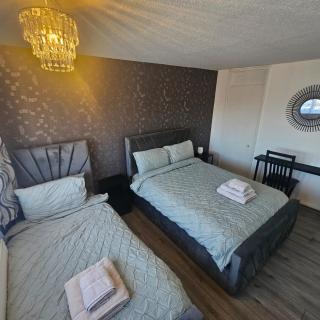 Work Teams or Family Stay - Near A630 Road & Dalton - 3BRs, Full Kitchen, Fast WiFi - 6