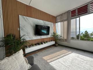Modern apartment close to hip strip and beach - 0