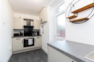The Cosy Pavilion Stylish 2BR with Free Street Parking - 3