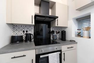 The Cosy Pavilion Stylish 2BR with Free Street Parking - 1