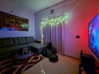 Ashok Palace Entire 2BHK Homestay 10Mins From SUM,IGKC Hospital and DN Regalia - 4