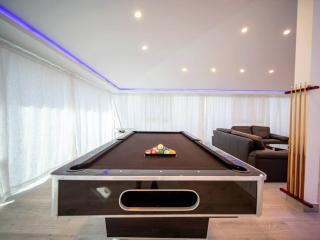 Luxury 3BR Penthouse 300m from beach - 1
