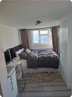 Comfortable Private Ensuite - 7
