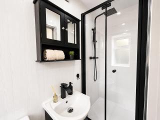 Spacious 4 Bedroom Home with 2 Baths, Parking & Garden - 7