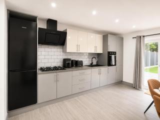 Spacious 4 Bedroom Home with 2 Baths, Parking & Garden - 6