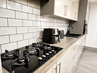 Spacious 4 Bedroom Home with 2 Baths, Parking & Garden - 5
