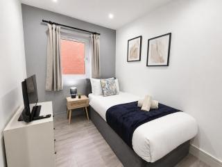 Spacious 4 Bedroom Home with 2 Baths, Parking & Garden - 1