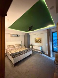 The Revive Affordable Luxury Penthouse with Views - 4