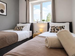 Modern 4 Bedroom Home with 2 Baths, Parking and Superfast WiFi - 8