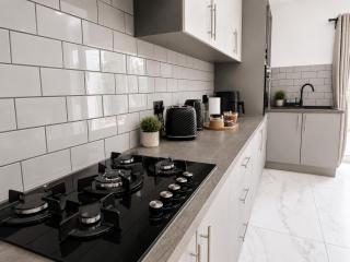 Modern 4 Bedroom Home with 2 Baths, Parking and Superfast WiFi - 2