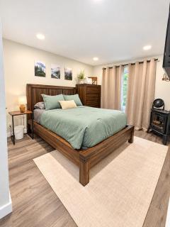 The Bigfoot Hideaway with shared hot tub, workspace, and putting - 7