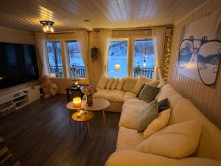 Riverfront house with 98 inch TV, ps5 & activities - Narvik - 9
