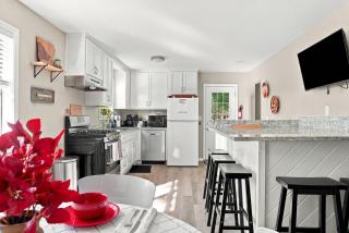 Stylish Family & Group Retreat Near UofA and Trails - 3