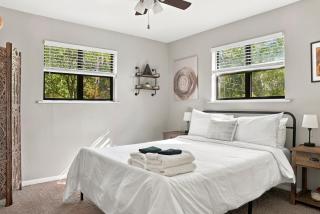 Stylish Family & Group Retreat Near UofA and Trails - 5