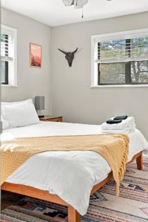 Stylish Family & Group Retreat Near UofA and Trails - 6