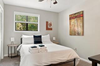 Stylish Family & Group Retreat Near UofA and Trails - 4