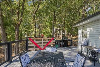 Stylish Family & Group Retreat Near UofA and Trails - 7