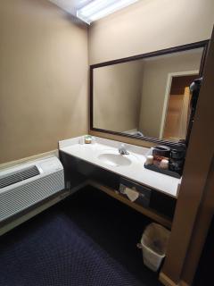Golden Manor Inn & Suites - 8