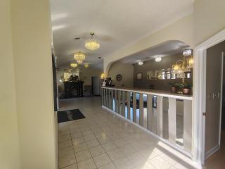 Golden Manor Inn & Suites - 2