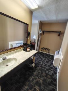 Golden Manor Inn & Suites - 1